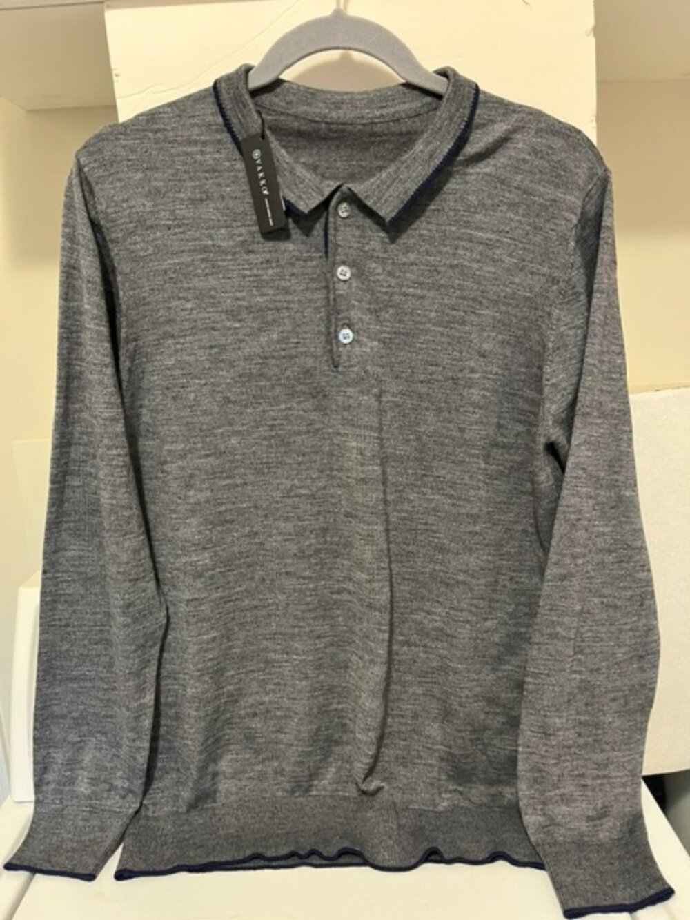 Vakko men’s polo neck light sweater.